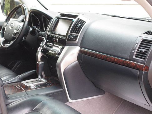 Used 2014 Toyota Land Cruiser image 8