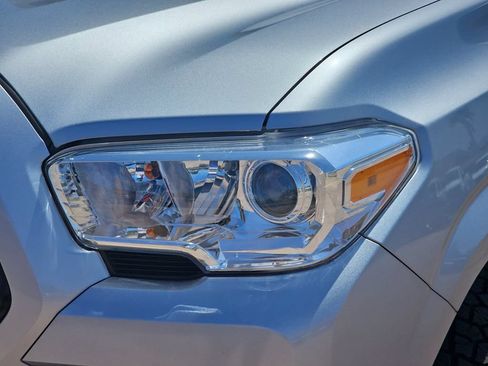 Used 2022 Toyota Tacoma SR AWD/4WD image 32