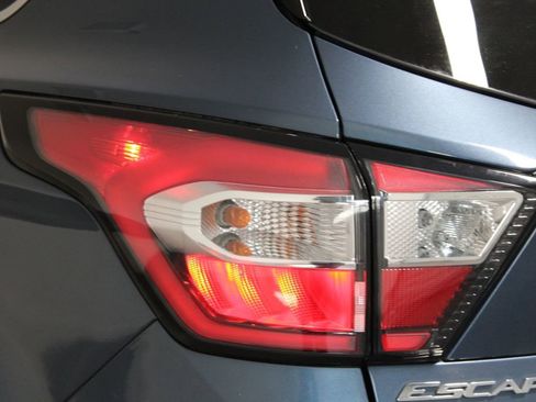 Used 2018 Ford Escape SE image 46