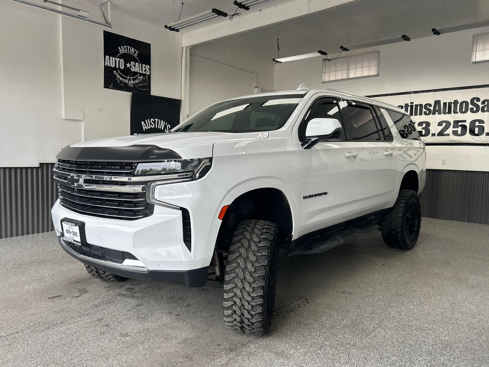 Used 2021 Chevrolet Suburban LT w/ LT Signature Package AWD/4WD image 3
