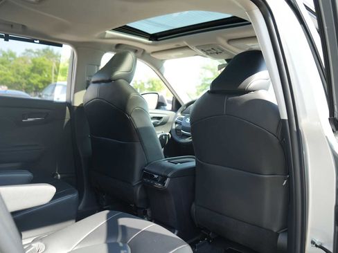 Used 2022 Toyota Highlander XLE AWD/4WD image 31
