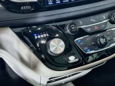 Used 2017 Chrysler Pacifica Limited FWD image 25