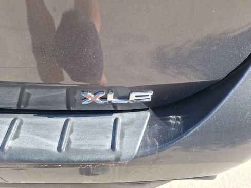 Used 2021 Toyota Highlander XLE FWD image 12