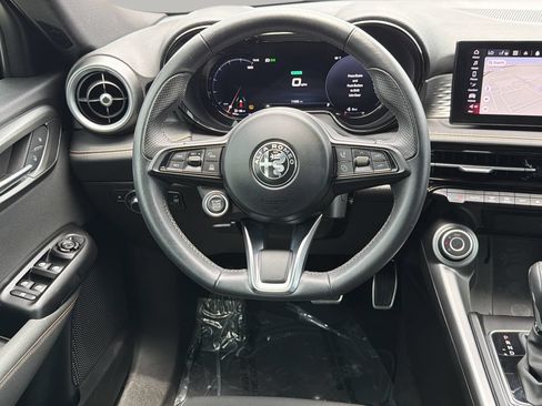 Used 2025 Alfa Romeo Tonale AWD/4WD image 13