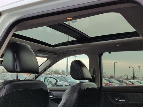 Used 2022 Nissan Rogue SV w/ SV Premium Package image 17