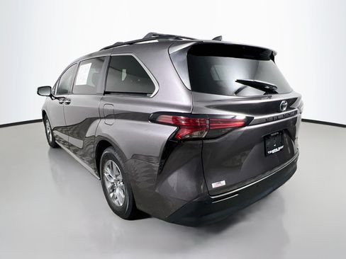 Used 2021 Toyota Sienna XLE FWD image 8
