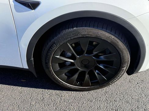 Used 2022 Tesla Model Y Long Range image 7