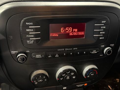 Used 2014 Kia Soul FWD image 19