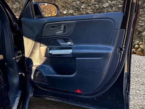 Used 2021 Mercedes-Benz GLB 250 4MATIC image 19