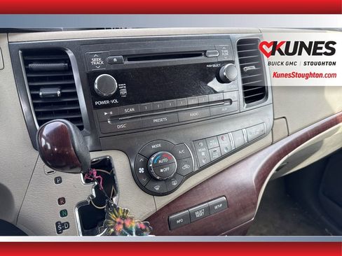 Used 2012 Toyota Sienna XLE image 28