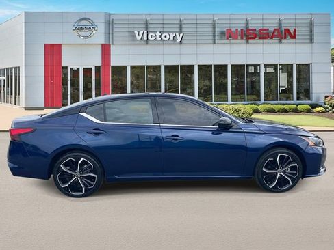 Used 2023 Nissan Altima 2.5 SR FWD image 2