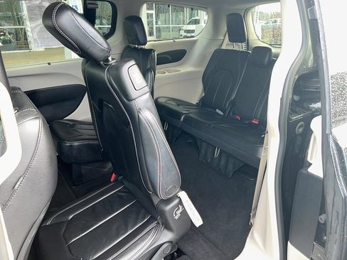 Used 2022 Chrysler Pacifica Touring-L image 21