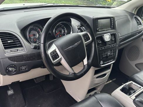 Used 2016 Chrysler Town & Country Touring FWD image 18