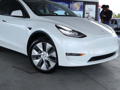 Used 2022 Tesla Model Y Long Range AWD/4WD image 2