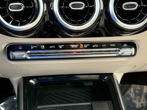 Used 2021 Mercedes-Benz GLA 250 4MATIC image 32