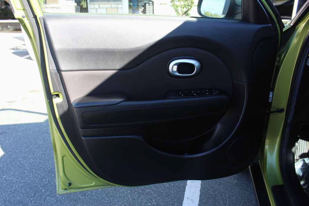 Used 2015 Kia Soul + FWD image 10