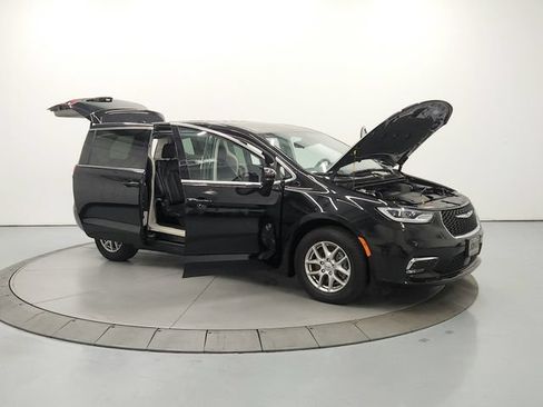 Used 2024 Chrysler Pacifica Touring-L FWD image 10