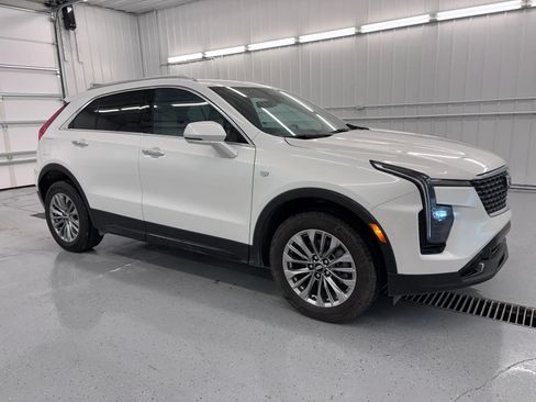 Used 2024 Cadillac XT4 Premium Luxury w/ Technology Package FWD image 9
