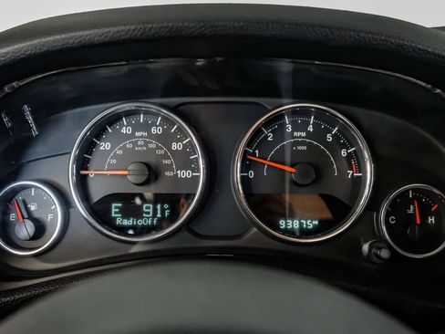 Used 2016 Jeep Wrangler Unlimited Sahara w/ Connectivity Group AWD/4WD image 18