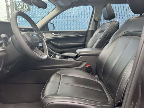 Used 2023 Jeep Grand Cherokee L Limited AWD/4WD image 13
