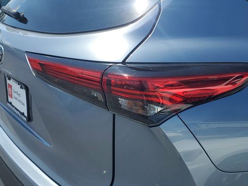 Used 2021 Toyota Highlander LE FWD image 8