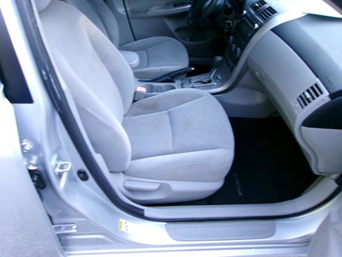 Used 2011 Toyota Corolla LE FWD image 5