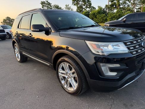 Used 2017 Ford Explorer XLT AWD/4WD image 12