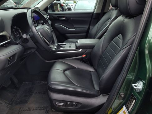 Certified 2024 Toyota Highlander XLE image 17