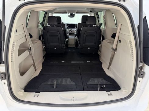 Used 2022 Chrysler Pacifica Touring-L FWD image 7