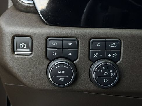 Used 2024 Chevrolet Silverado 1500 LTZ AWD/4WD image 25