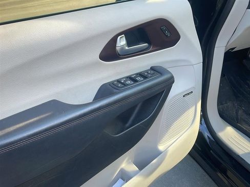 Used 2017 Chrysler Pacifica Limited FWD image 6