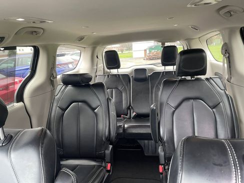 Used 2023 Chrysler Pacifica Touring-L FWD image 10