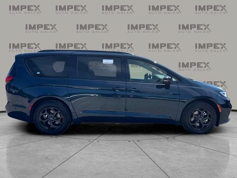 Used 2024 Chrysler Pacifica Premium FWD image 6