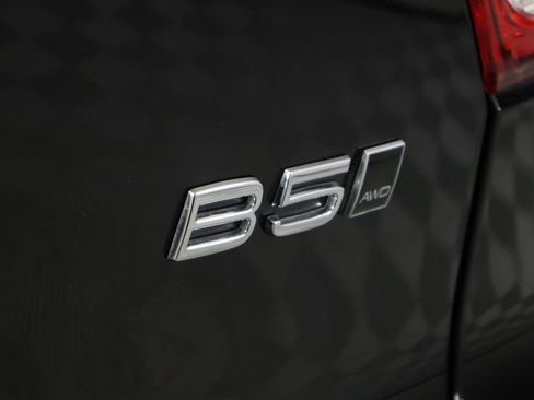 Certified 2025 Volvo XC40 B5 Plus AWD/4WD image 20