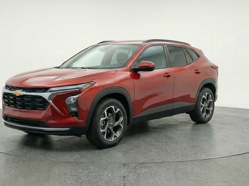 Used 2025 Chevrolet Trax LT FWD image 3
