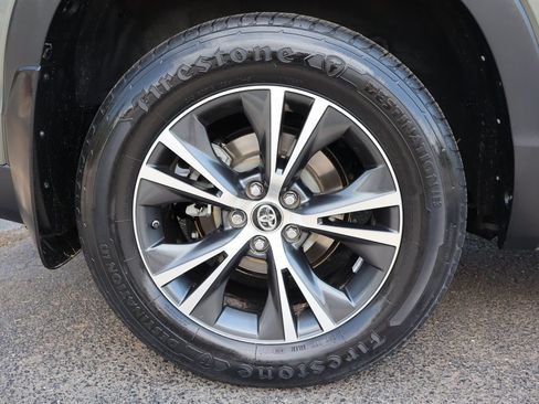 Used 2017 Toyota Highlander Plus w/ Carpet Mat Package AWD/4WD image 45
