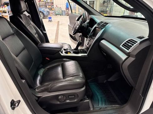 Used 2014 Ford Explorer XLT w/ Equipment Group 202A AWD/4WD image 17
