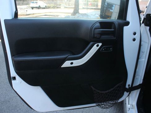 Used 2012 Jeep Wrangler Unlimited Sahara AWD/4WD image 14