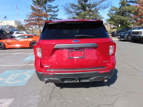 Used 2024 Ford Explorer XLT w/ Equipment Group 202A image 4