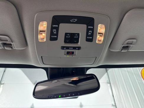 Used 2025 Toyota Sienna XLE FWD image 35