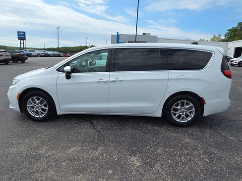Used 2023 Chrysler Pacifica Touring-L FWD image 5