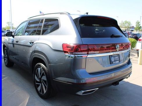 Used 2025 Volkswagen Atlas SE AWD/4WD image 4