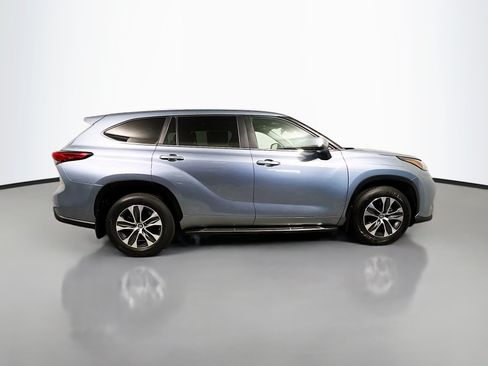 Used 2023 Toyota Highlander XLE FWD image 3