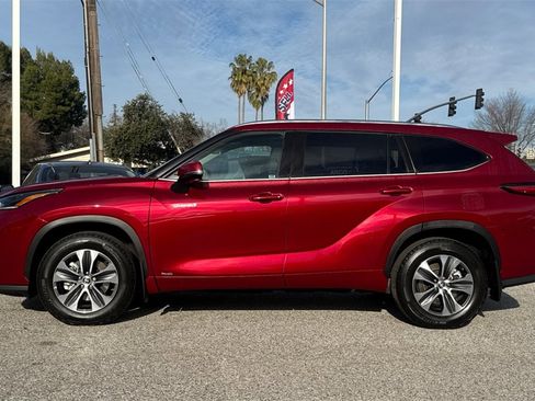 Certified 2021 Toyota Highlander XLE image 6