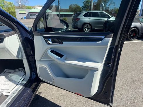 Used 2016 Porsche Macan Turbo AWD/4WD image 18