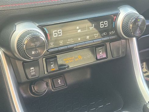 Used 2022 Toyota RAV4 SE image 25