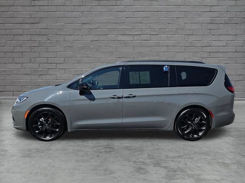 Used 2025 Chrysler Pacifica Limited FWD image 2