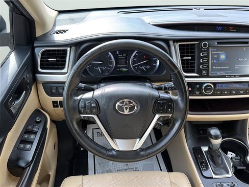 Used 2017 Toyota Highlander AWD V6 image 26