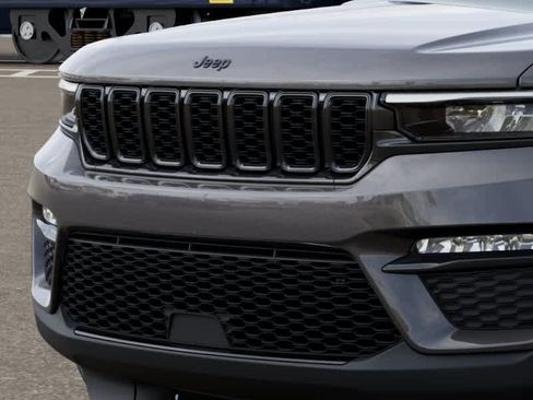 Used 2025 Jeep Grand Cherokee Limited w/ Black Appearance Package AWD/4WD image 11
