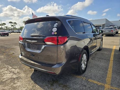 Used 2018 Chrysler Pacifica Touring-L FWD image 3